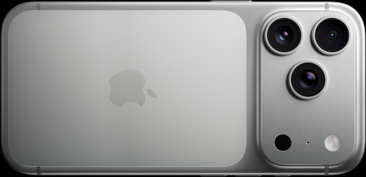 银色 iPhone 17 Pro 背面外观，展示 Pro 级融合式摄像头系统，包括三颗镜头、麦克风和闪光灯。