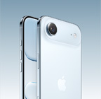 天蓝色 iPhone Air，正面和背面斜侧外观，展示顶部扩展平台的融合式摄像头系统、相机控制按钮、正面的全面屏设计、操作按钮和音量调节按钮。