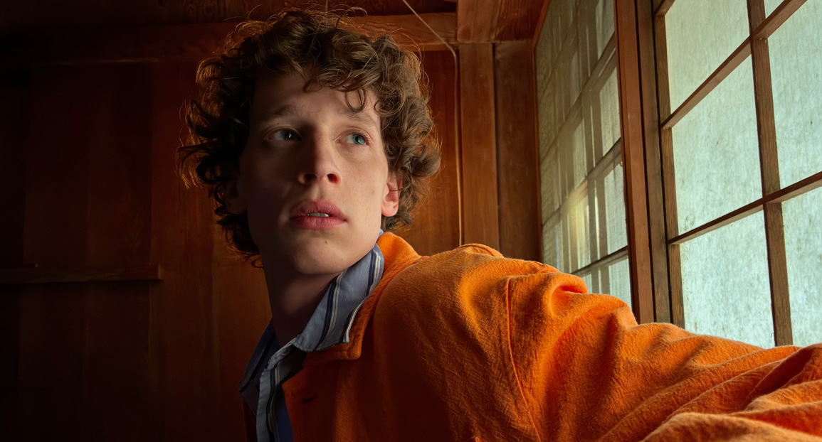 展示用夜间模式拍摄的人物照片