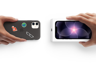 一只手递出安装着硅胶保护壳、背面贴有贴纸的 iPhone 11，对面一只手送上盒装的全新 iPhone 17e，寓意折抵换购。