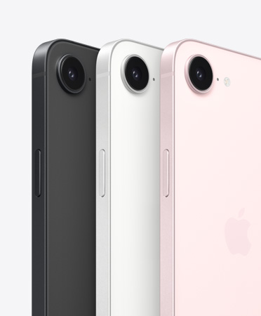 黑色 iPhone 17e、白色 iPhone 17e 和浅粉色 iPhone 17e 的斜侧外观，展示机身上方的融合式摄像头以及侧边按钮。