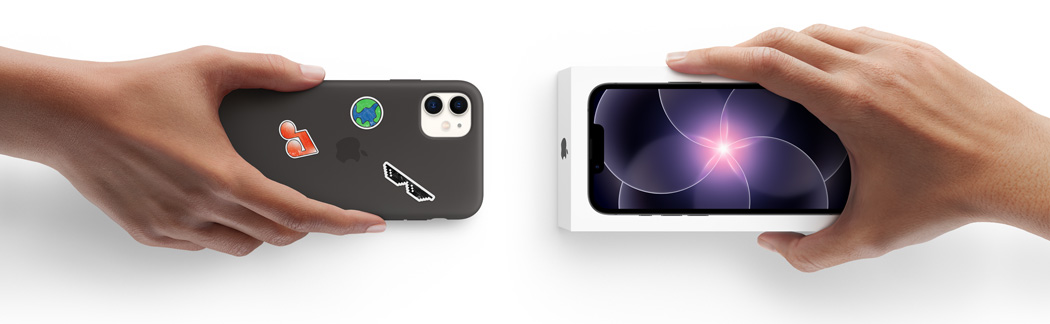 一只手递出安装着硅胶保护壳、背面贴有贴纸的 iPhone 11，对面一只手送上盒装的全新 iPhone 17e，寓意折抵换购。