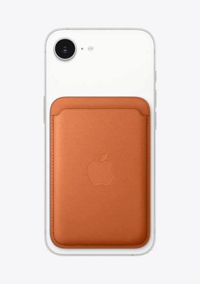 白色 iPhone 17e 吸附着 MagSafe 精织斜纹卡包的狐绒橘色款，以背面外观展示机身上部的融合式摄像头。