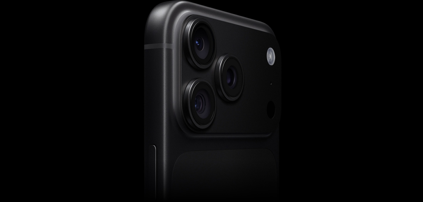 黑色 iPhone 18 Pro 局部背面外观，斜侧角度，重点展示 Pro 级融合式摄像头系统。