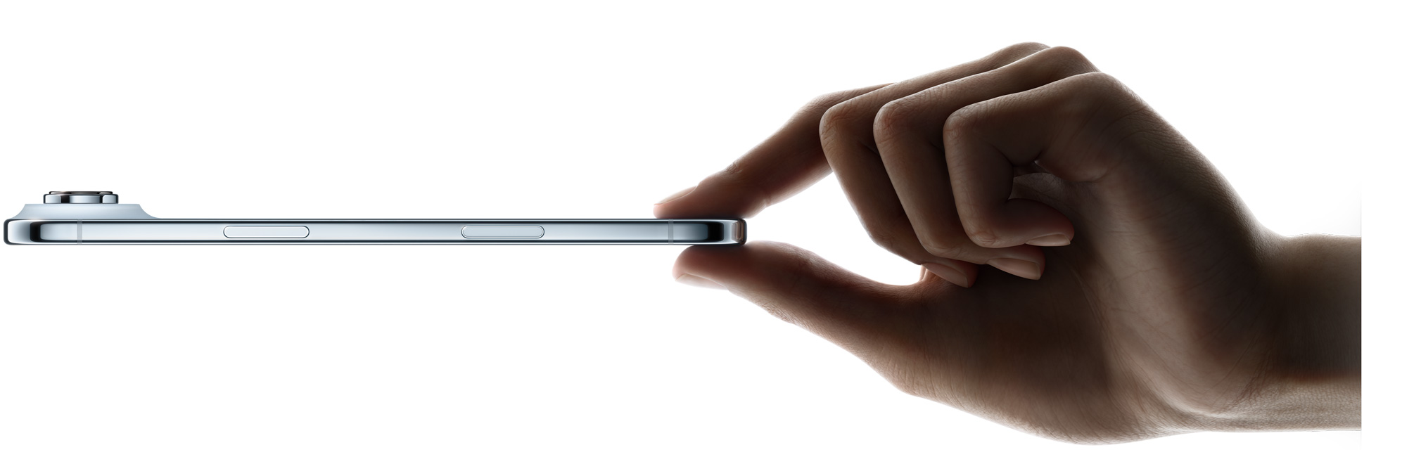 一只手的拇指和食指捏住天蓝色 iPhone Air，以侧面外观展示纤薄外形、融合式摄像头系统、侧边按钮和相机控制按钮。