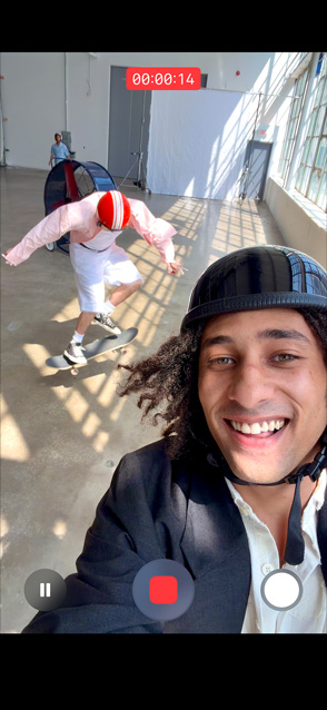 iPhone Air 正面外观，展示正在使用视频超稳防抖功能来拍摄运动视频。