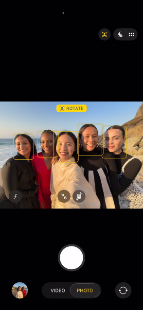 iPhone Air 正面屏幕，展示自拍合照时的拍照人物居中功能。