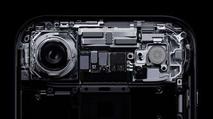 iPhone Air，展示扩展平台的内部组件，包括融合式主摄、摄像头闪光灯和芯片。