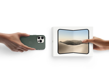 一只手递出安装着硅胶保护壳的 iPhone 16 Pro，对面一只手送上盒装的全新 iPhone Duo，寓意折抵换购。