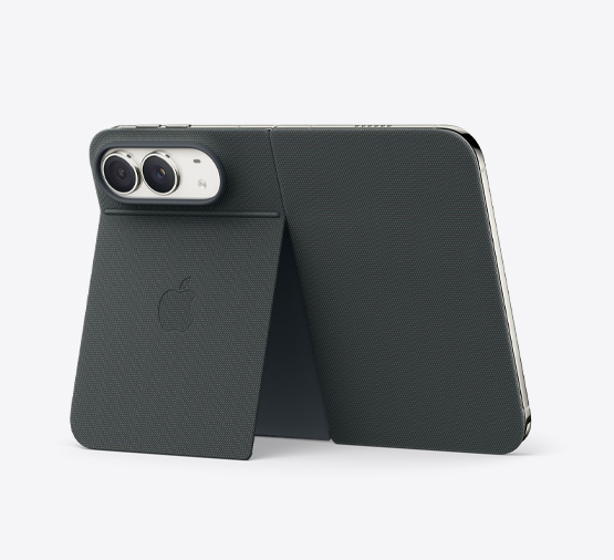 星光白色 iPhone Duo 通过海军蓝色款带支架的双面夹支撑立起，呈横向完全展开状态，背面外观展示 4800 万像素融合式后置双摄系统的两个镜头。