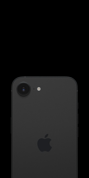 深空黑色 iPhone 17e，背面外观，展示融合式摄像头系统、二合一镜头、闪光灯和麦克风。