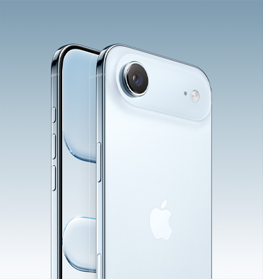 天蓝色 iPhone Air，斜侧角度视图，展示正面的部分屏幕，以及侧面的操作按钮、音量调节按钮和侧边按钮。背面外观展示左上角的融合式摄像头系统。