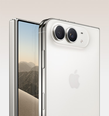 一部展开的星光白色 iPhone Duo，左侧偏转一定角度，展示内屏和屏幕上的沙漠图片；另一部闭合的星光白色 iPhone Duo，左侧偏转同样角度，展示背面外观、左上角的 4800 万像素融合式双摄系统、两个镜头、麦克风和闪光灯。