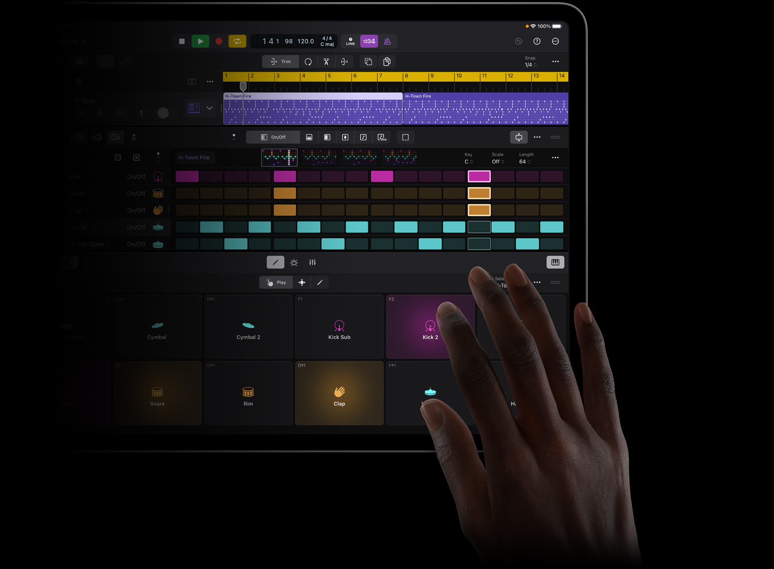 一只手点触 iPad Pro 屏幕，在 iPad Pro 上的 iPad 版 Logic Pro 中创建声音节拍。