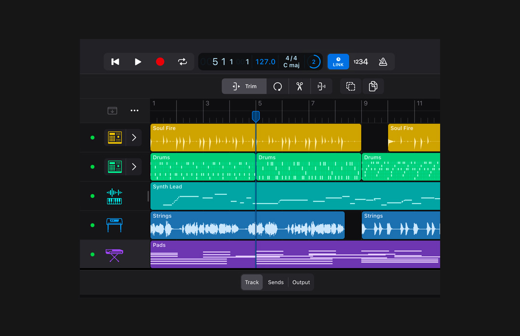 iPad Pro 展示 iPad 版 Logic Pro 中的一套兼容 Ableton Link 的软件乐器。