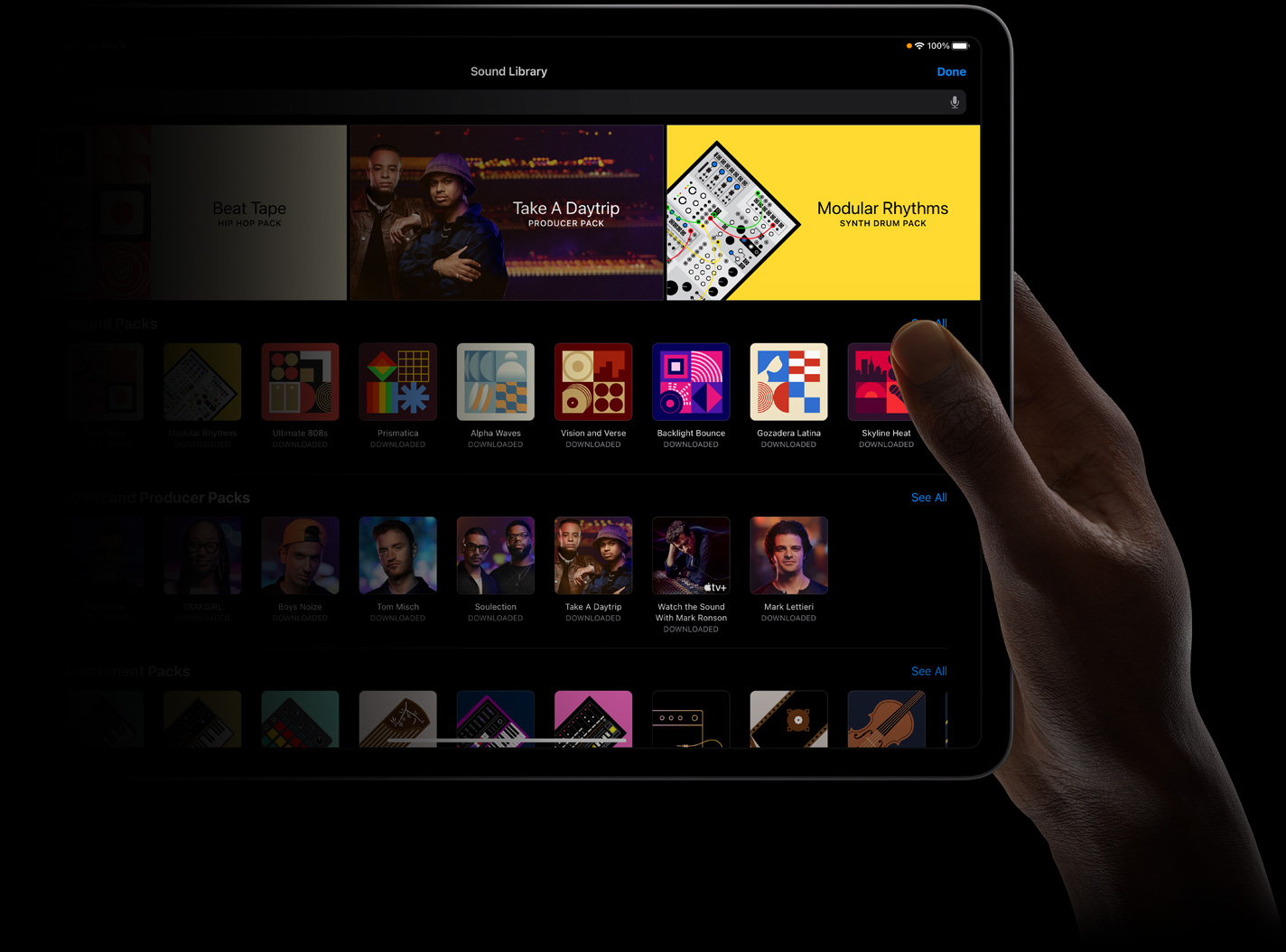 一只手拿着一部 iPad Pro，屏幕显示声音资料库。