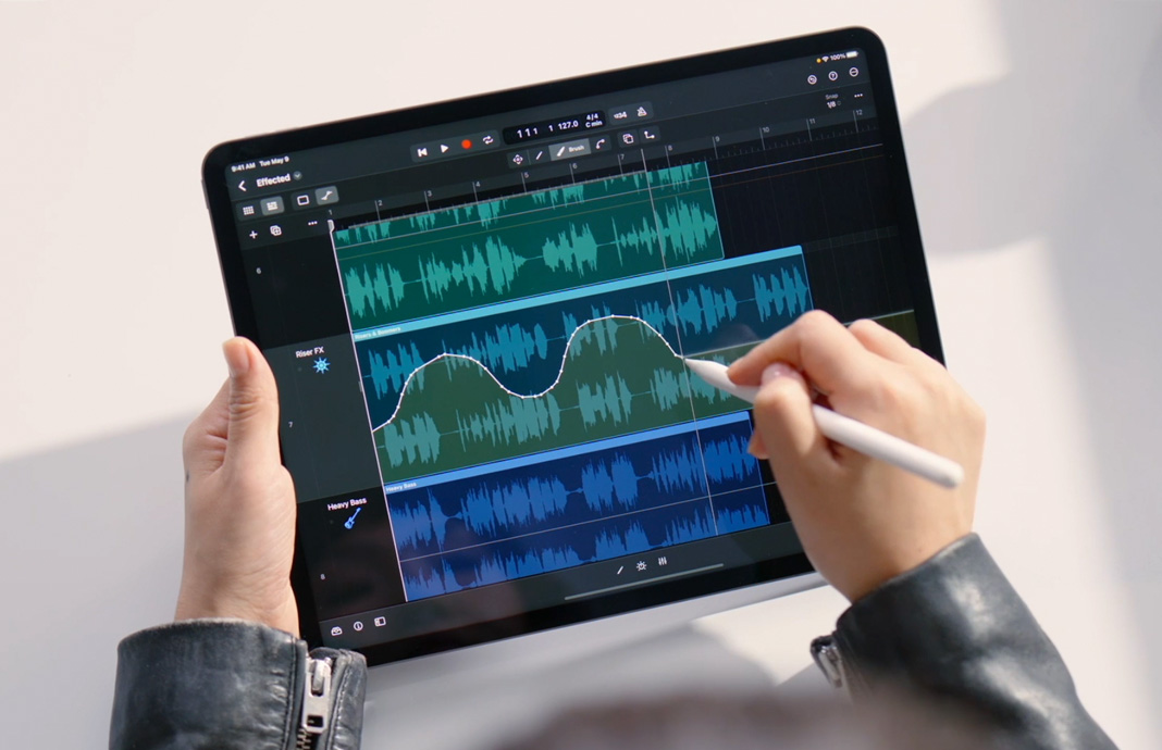 在 iPad 版 Logic Pro 中使用 Apple Pencil 剪辑声音片段。