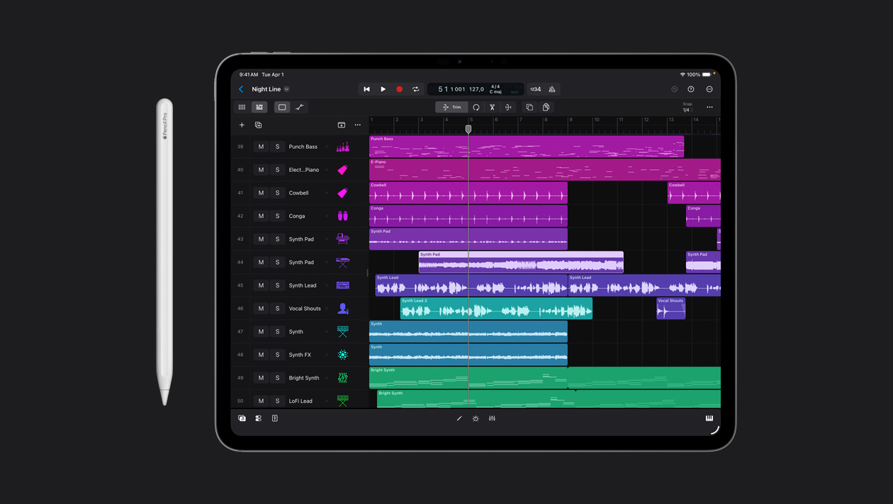 13 英寸 iPad Pro 屏幕展示 Logic Pro 工作区，左侧面板显示不同乐器的列表，右侧则以不同颜色显示其声波，设备左侧放着一支 Apple Pencil。