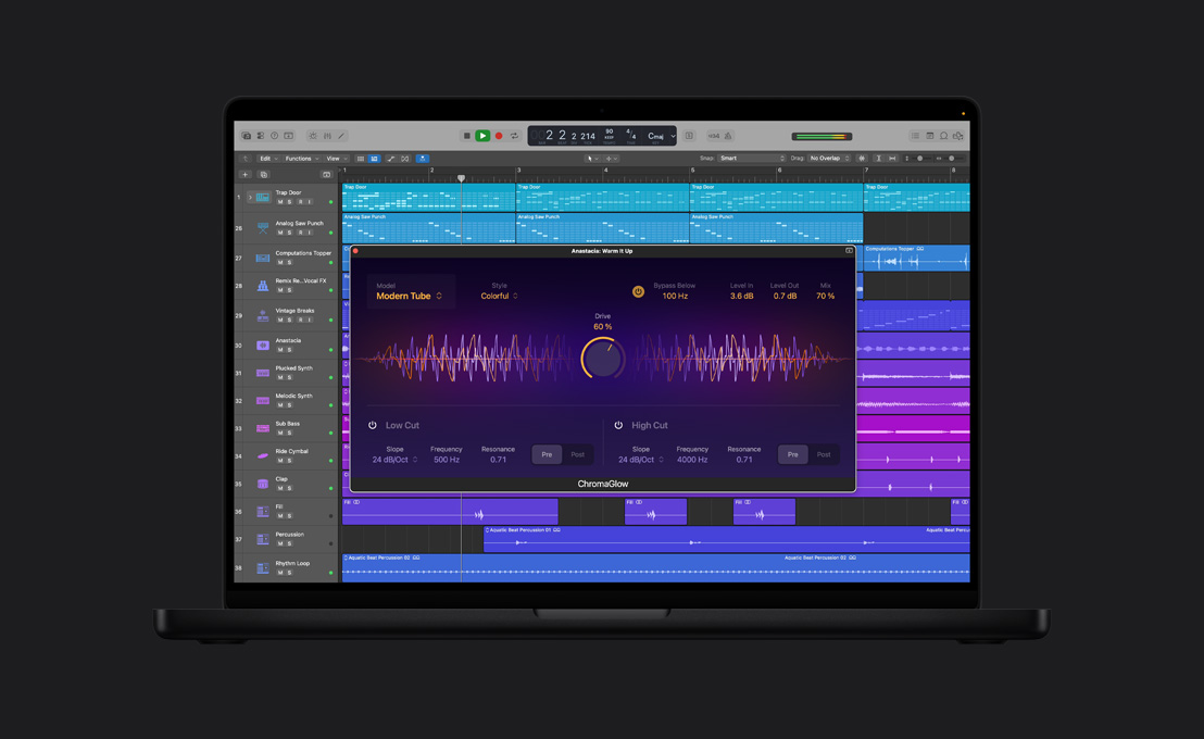 16 英寸 MacBook Pro 屏幕显示 ChromaGlow 的 Anastacia: Warm It Up 窗口，展示 Model、Style、Bypass Below、Level In、Level Out 和 Mix 设置。