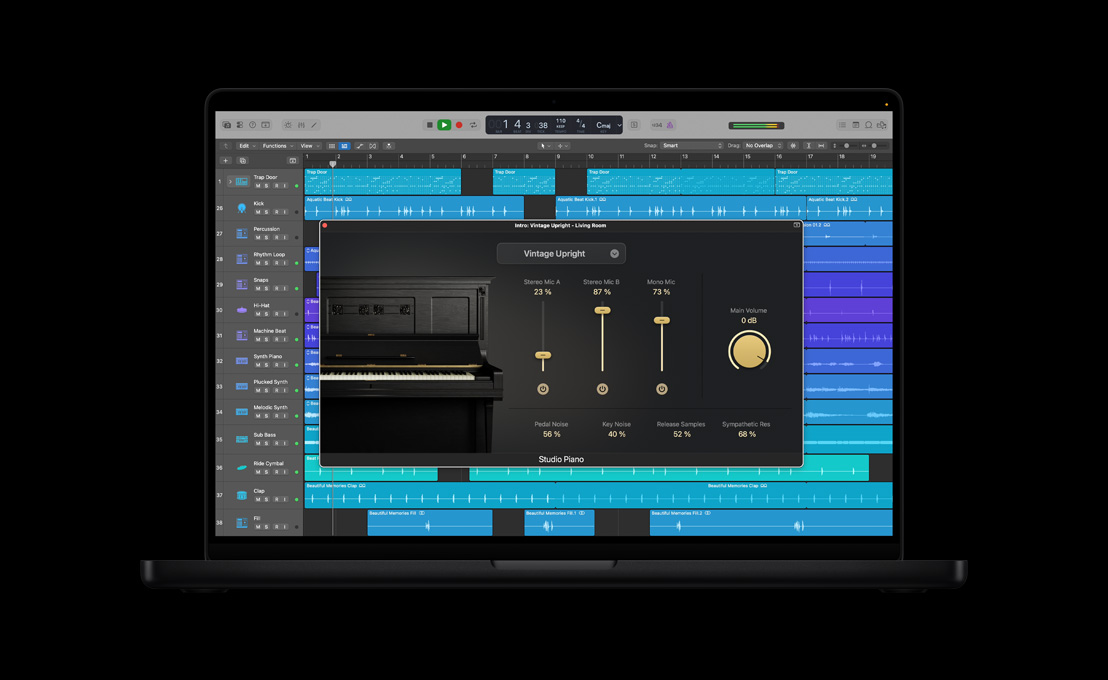 16 英寸 MacBook Pro 屏幕显示录音室钢琴的 Intro: Vintage Upright - Living Room 窗口，展示左侧的黑色钢琴，以及旋钮和控制项。