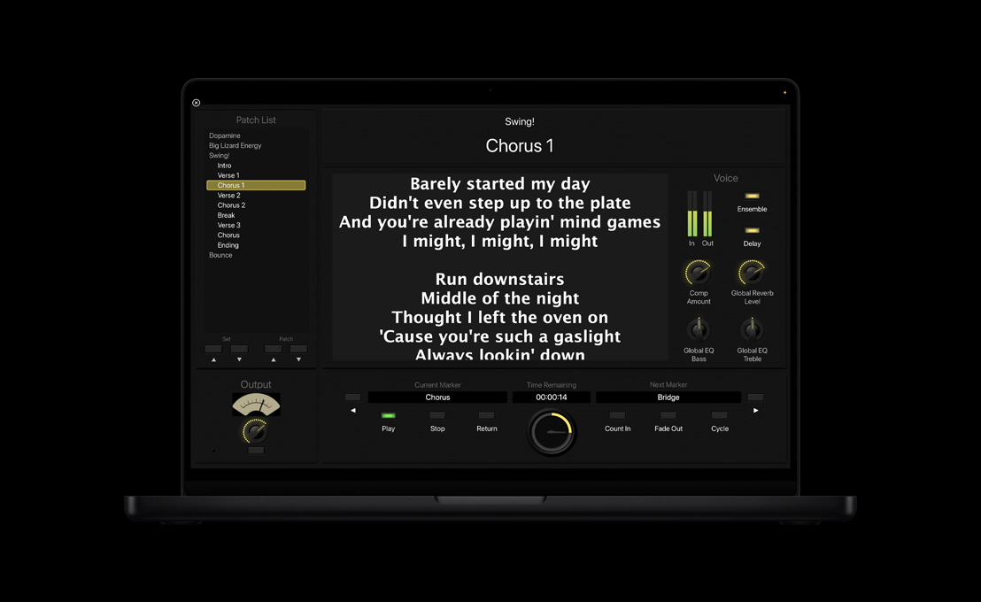 16 英寸 MacBook Pro 屏幕展示左侧为 Patch List 面板，中间为 Chorus 1 歌词，右侧为 Voice 设置，底部为 Output、Current Marker、Time Remaining 和 Next Marker 区域。