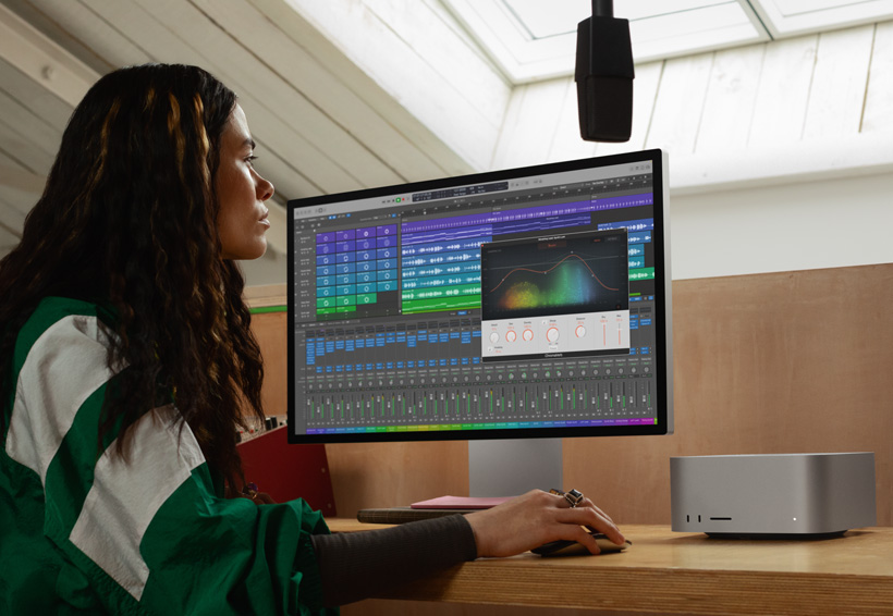声音工程师正在使用 Mac Studio 和一台 Studio Display