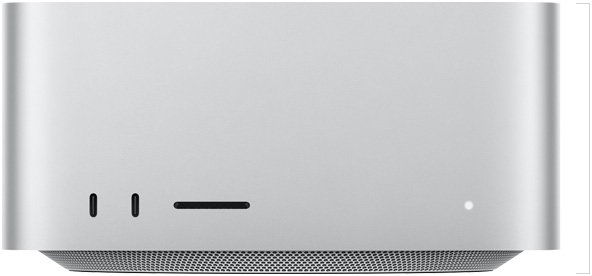 银色 Mac Studio 的正面图，展示两个 USB-C 端口、SDXC 卡插槽、状态指示灯、底部收窄的底座、平坦的顶部、圆润侧边和直边设计。
