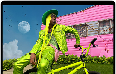 MacBook Air 屏幕上显示身穿多彩衣服的人的照片，展示 Liquid 视网膜显示屏的色彩范围和分辨率。