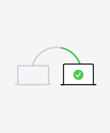 插图显示两台笔记本电脑通过一条线连接，第二台设备的屏幕上显示绿色勾号，表明迁移过程已完成。