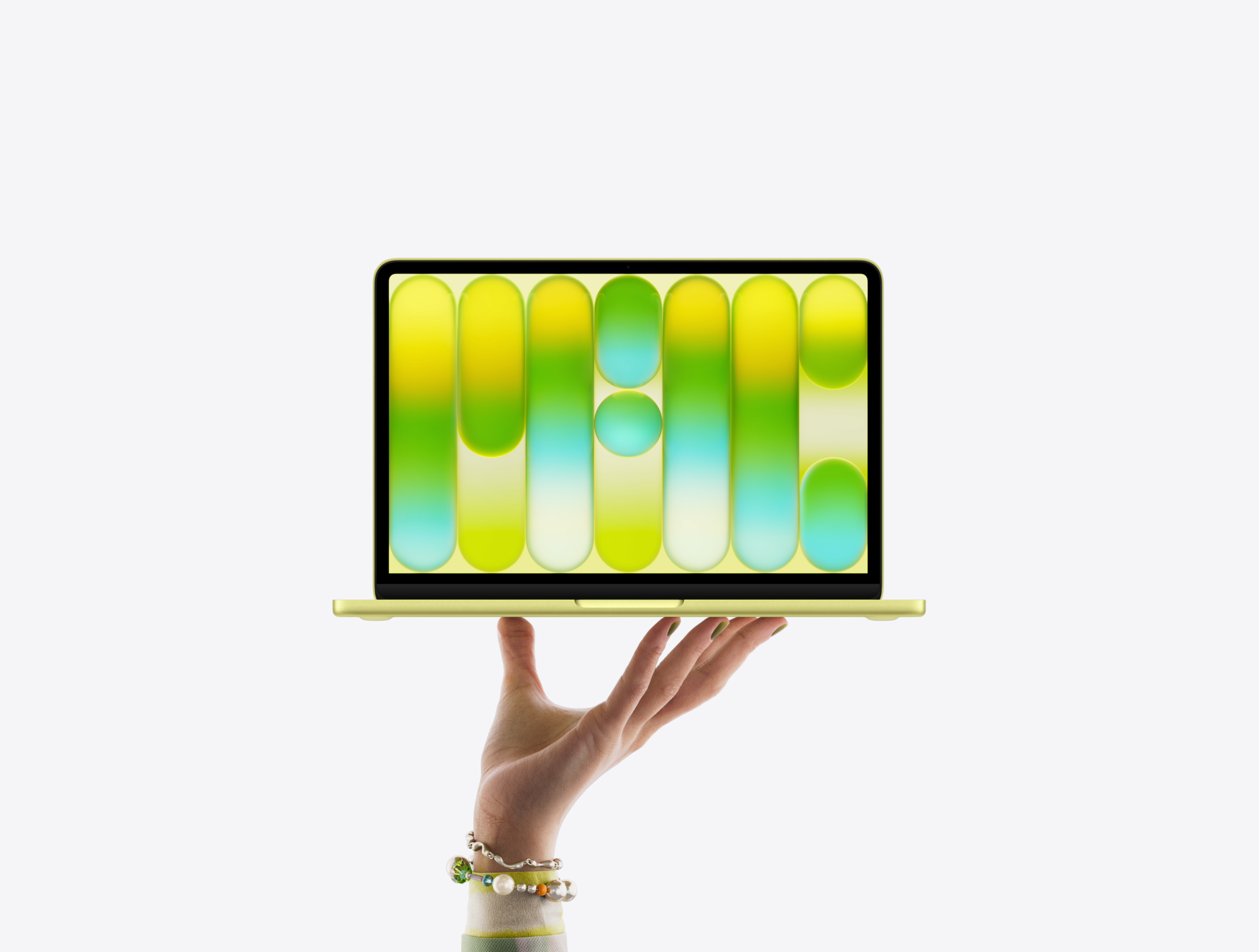 柑橘黄色 MacBook Neo 平稳放在张开的五指上，屏幕显示缤纷多彩的抽象图案。