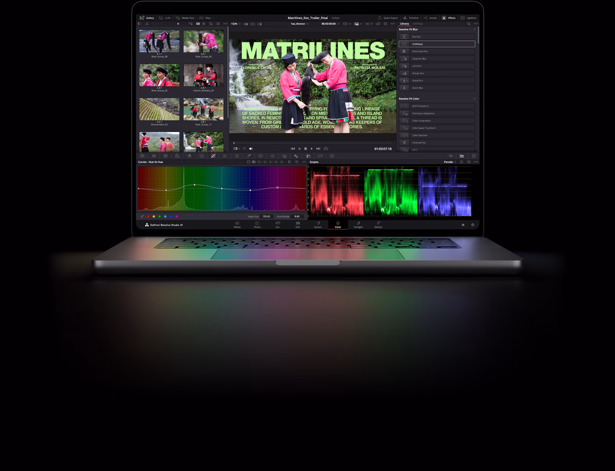 配备 PROLED XDR 显示屏的 MacBook Pro，银色外观，屏幕显示使用一款后期制作软件剪辑影片。