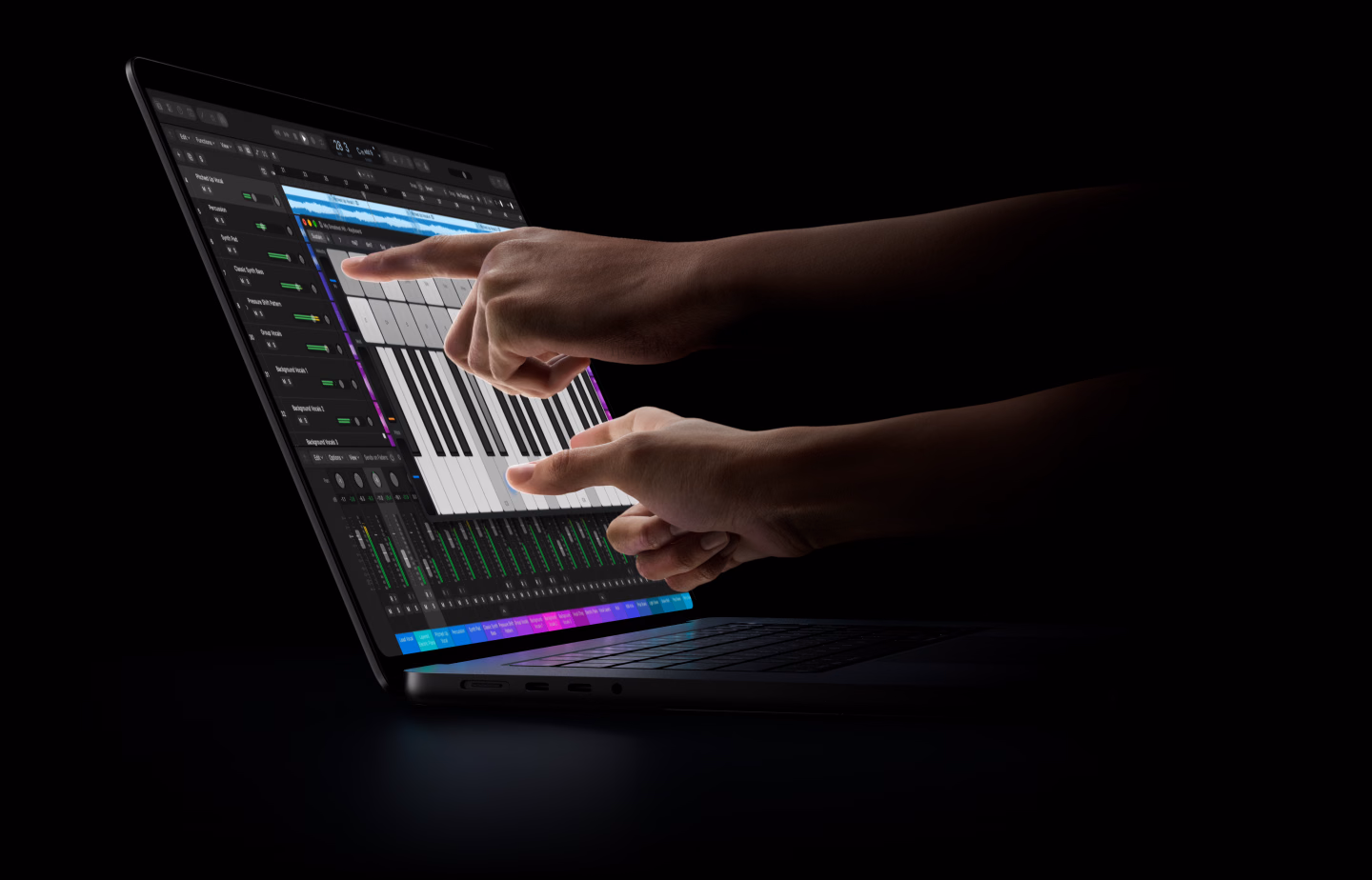 16 英寸配备 PROLED XDR 显示屏的 MacBook Pro，深空黑色外观，上盖打开，屏幕显示 Logic Pro 工作流程，两只手越过键盘，通过屏幕触控方式操作工具进行交互。