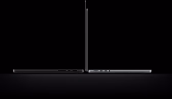 配备 PROLED XDR 显示屏的 MacBook Pro，16 英寸机型与 14 英寸机型摆在一起，展示纤薄的机身侧面轮廓。