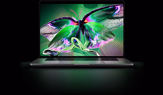 配备 PROLED XDR 显示屏的 MacBook Pro，银色外观，屏幕显示细节丰富、色彩生动的高对比度图像，屏幕发光照亮键盘。