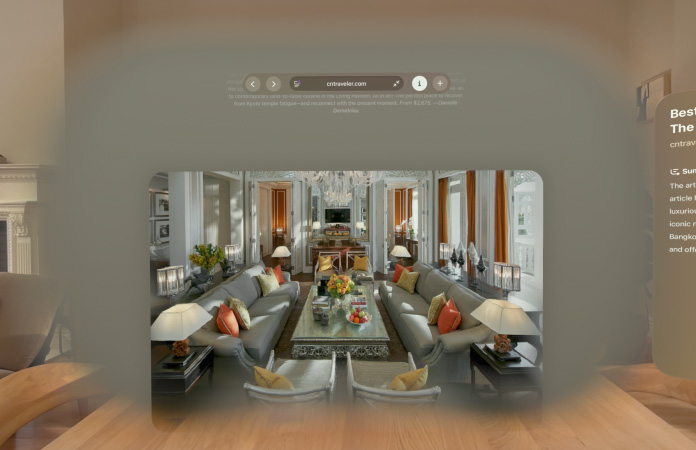 展示 Safari 浏览器网页中的内联空间场景，画面里是背景延伸着长长走廊的客厅。