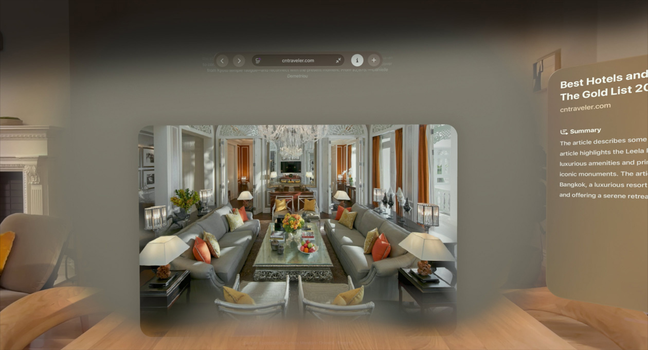 展示 Safari 浏览器网页中的内联空间场景，画面里是背景延伸着长长走廊的客厅。