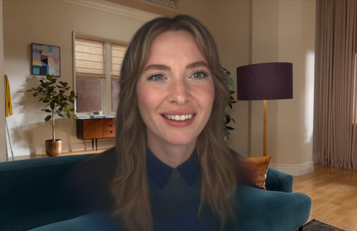 女子面部的空间自影像，看起来自然、逼真。