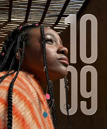 图片展示照片表盘，左侧是人物照片，右侧叠放着半透明的时间数字。人物在前，数字在后，形成错落有致的层次感。