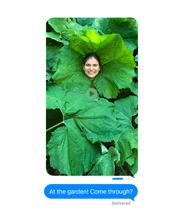 屏幕显示信息 app 正在发送一张照片。画面中的人在繁茂的枝叶间摆出造型。发送状态指示器在状态条中显示发送进度。图片下方显示已发送的信息，内容为：“At the garden! come through?”