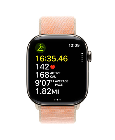 金色 Apple Watch Series 11，屏幕上的体能训练 app 显示多项跑步指标，包括时间、心率、动态卡路里、平均配速和距离。