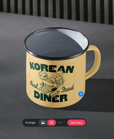 黄色金属露营杯的照片,杯身有绿色“Korean Diner”标志,照片底部有打开的变形工具。
