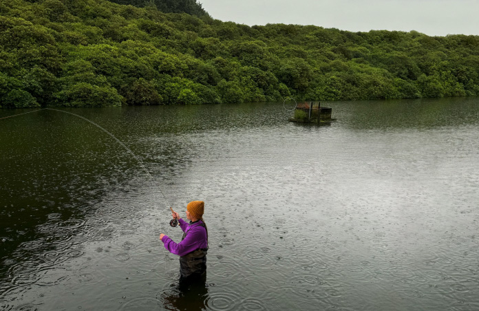 一名女子在水中飞蝇钓的照片,Pixelmator Pro 的工具去除了照片中的干扰物。