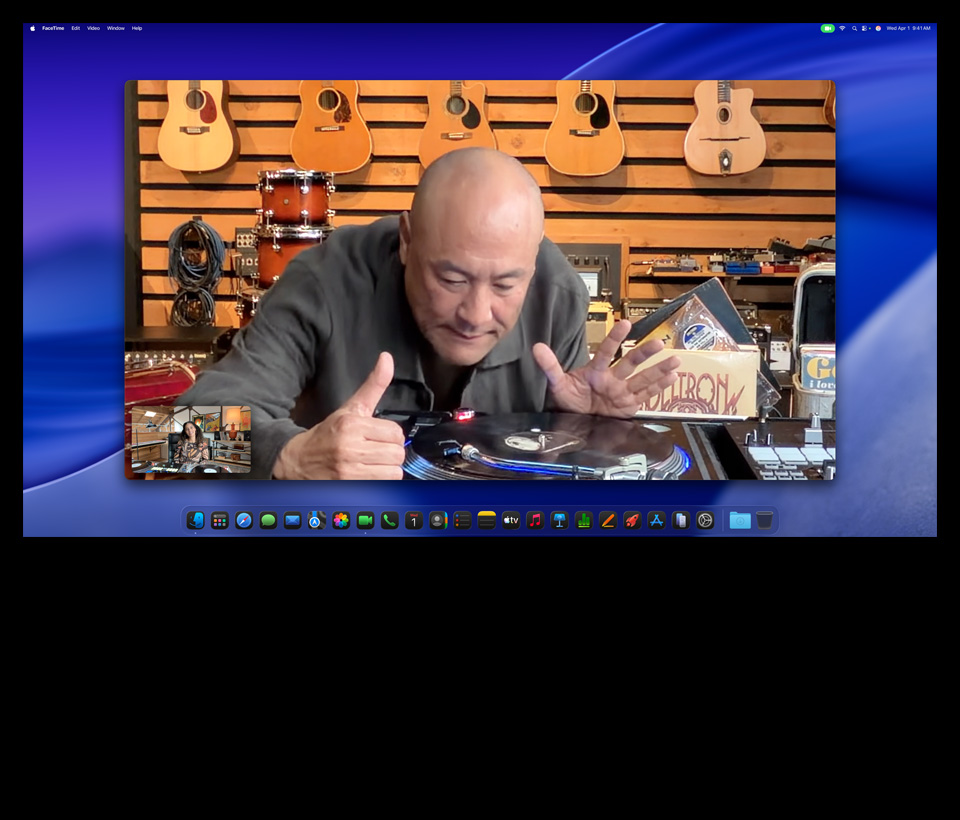 Studio Display XDR 显示正在进行的视频通话，Mac Studio 收置于下方；一个人在乐器店近距离观察唱机转盘。