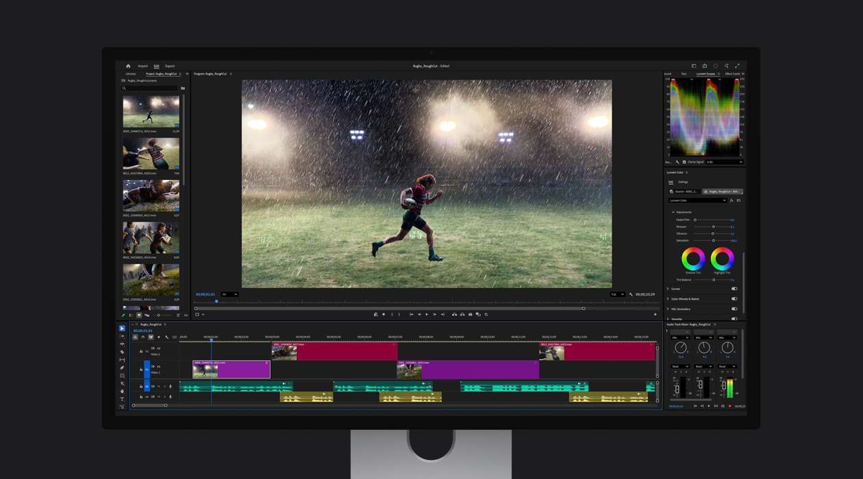 在 Adobe Premiere Pro 文件中，一名橄榄球运动员奔跑在雨中的球场。 