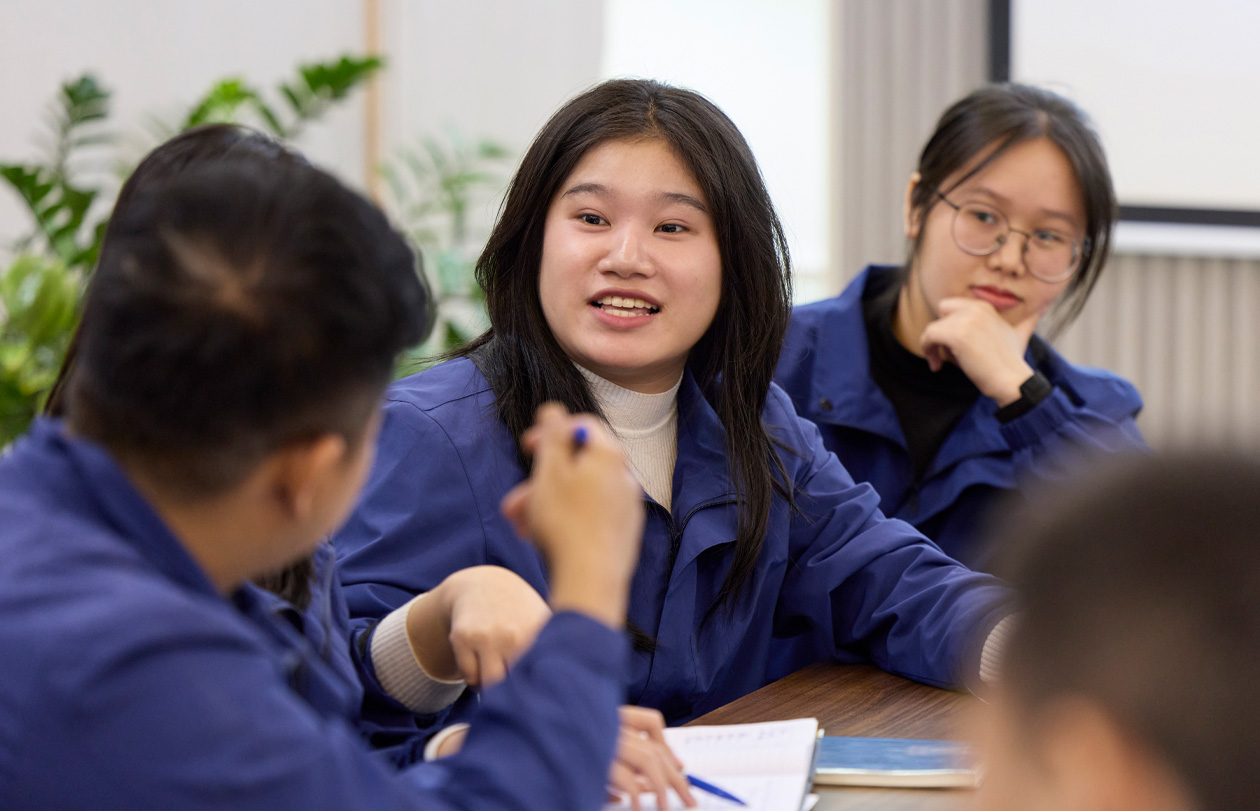 员工在课堂环境中开展协作或分享学习内容