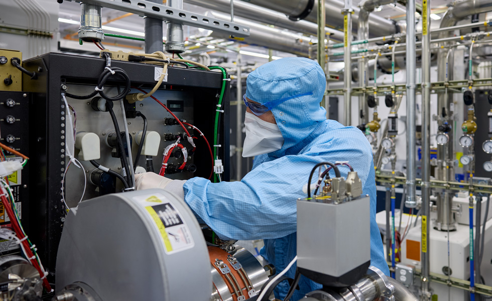 一名身着连体工作服的员工正在检查机械设备