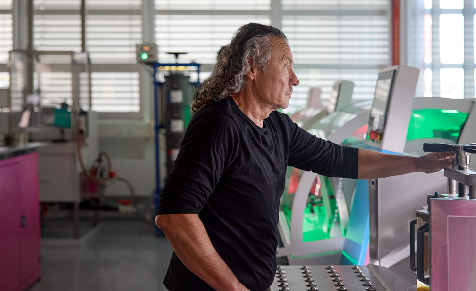 一名员工在组件机械设备前工作