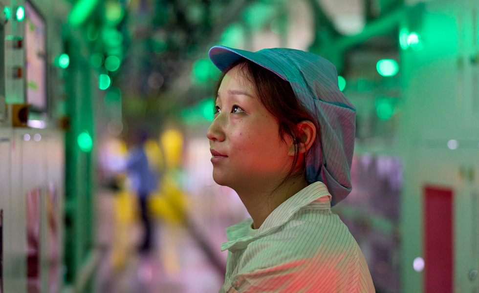 组件制造厂中一名身着制服的员工