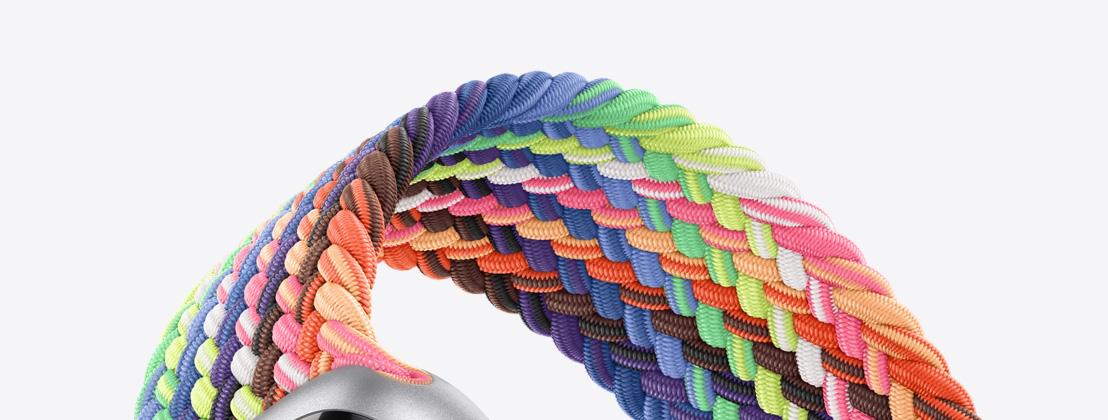 呈现多彩霓虹图案的新款彩虹版编织单圈表带特写视图。