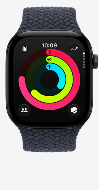 Apple Watch Series 12，展示黑色铝金属表壳、“活动”、“锻炼”和“站立”三个健身圆环、数码表冠，搭配海军蓝色编织单圈表带。